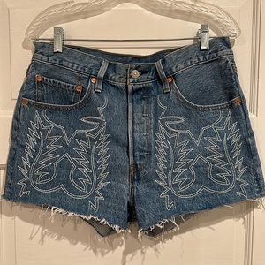 Levi’s 501 Embroidered Hot Shorts 🍑, 30W
